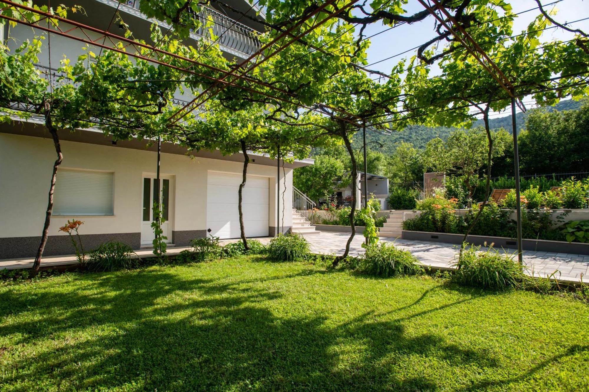 Villa Latica Dicmo Exterior foto