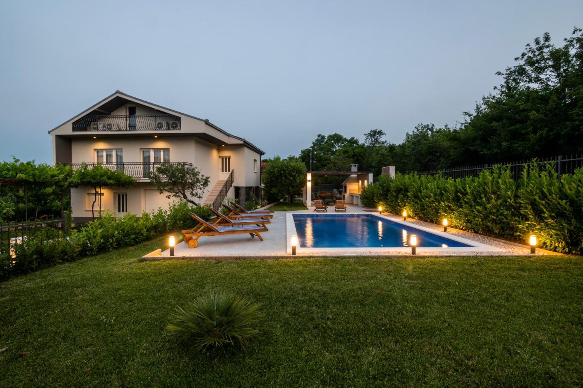 Villa Latica Dicmo Exterior foto