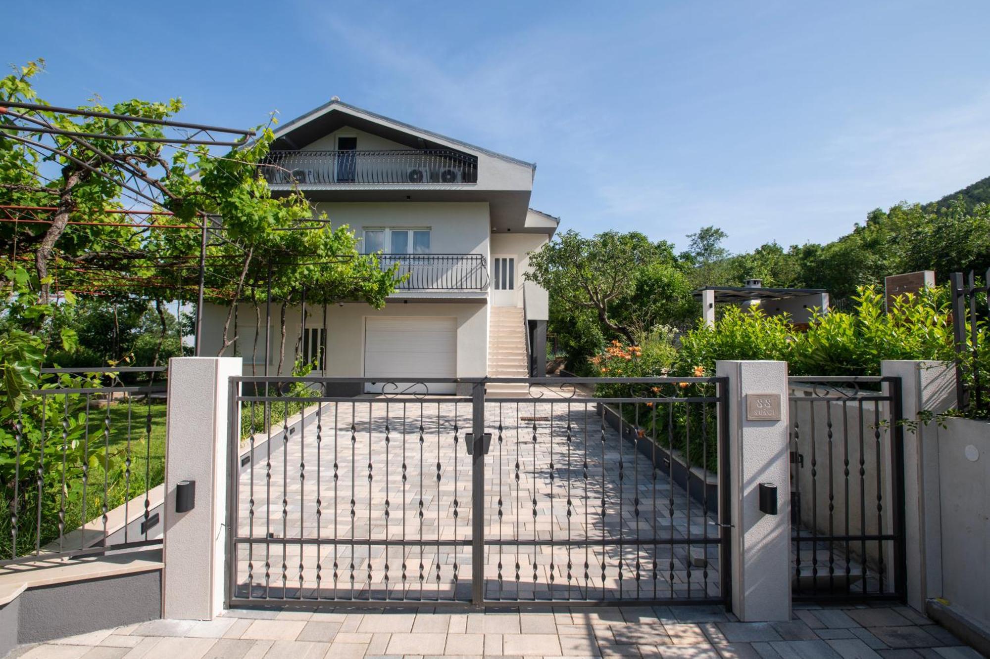 Villa Latica Dicmo Exterior foto